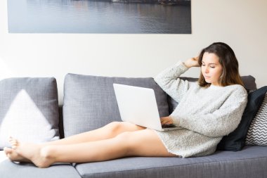 kadın bir laptop ile rahatlatıcı 