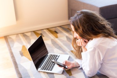 kadın bir laptop ile rahatlatıcı 