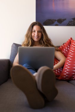 kadın bir laptop ile rahatlatıcı 