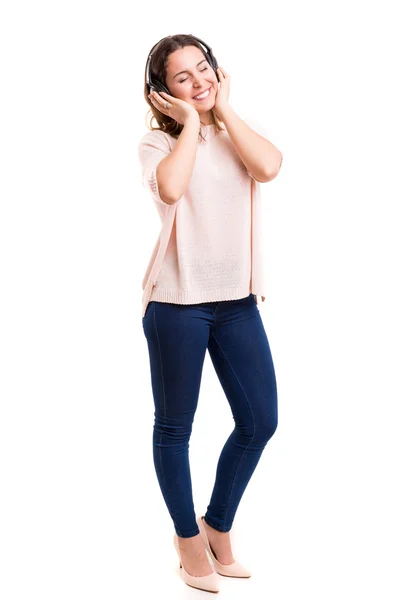 Mujer joven escuchando música —  Fotos de Stock