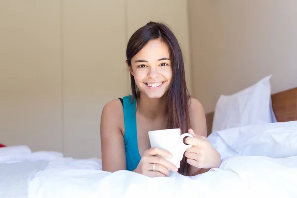 Junge Frau entspannt sich am Morgen — Stockfoto