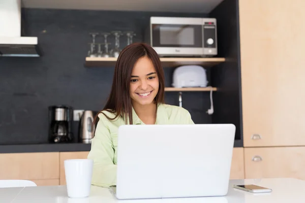 Frau benutzt Laptop und arbeitet zu Hause — Stockfoto