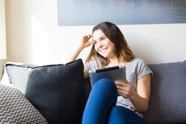 kadın dijital tablet ile rahatlatıcı 
