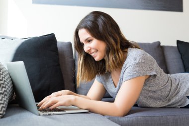 kadın bir bilgisayarla rahatlatıcı 