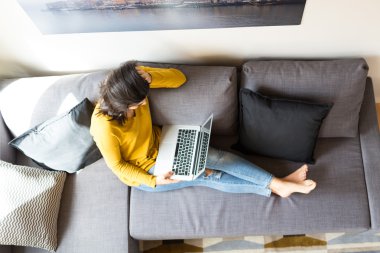 kadın bir bilgisayarla rahatlatıcı 