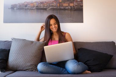 kadın bir bilgisayarla rahatlatıcı 