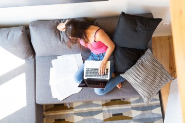 Evde çalışan genç bir kadın. 