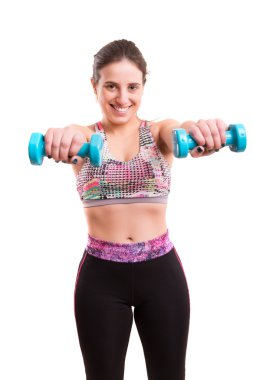 Kadın dambıllarla çalışıyor.