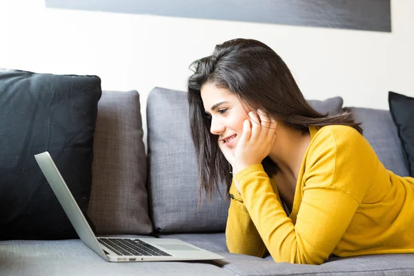 Woman relaxing with a computer — Stock Photo, Image