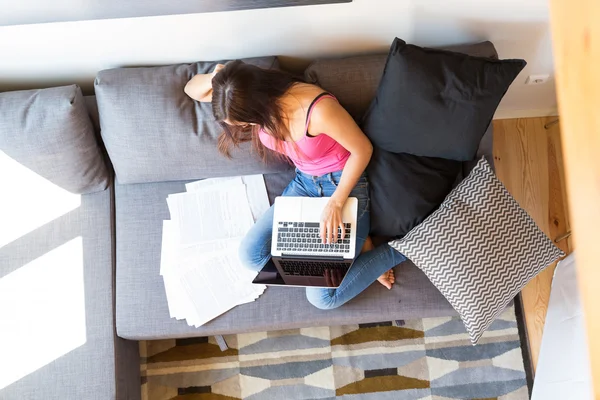 Evde çalışan genç bir kadın. 