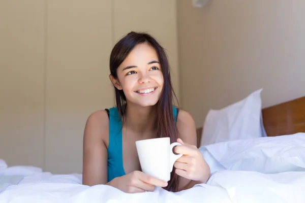 Kvinnan avkopplande på morgonen — Stockfoto