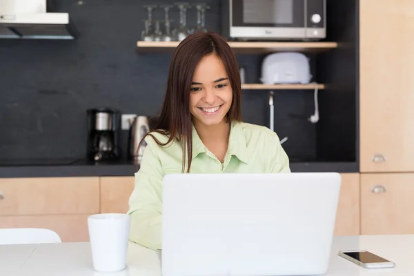 Junge Frau arbeitet zu Hause — Stockfoto