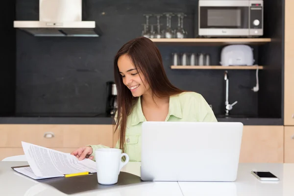 Jonge vrouw die thuis werkt — Stockfoto