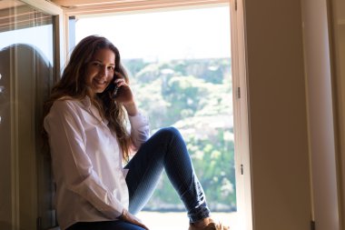 onun yeni smartphone kullanan kadın 