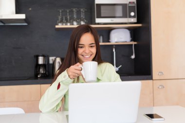 Evde çalışan genç bir kadın.