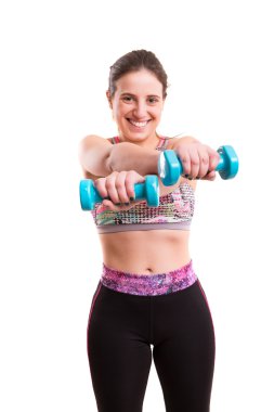 Kadın dambıllarla çalışıyor.