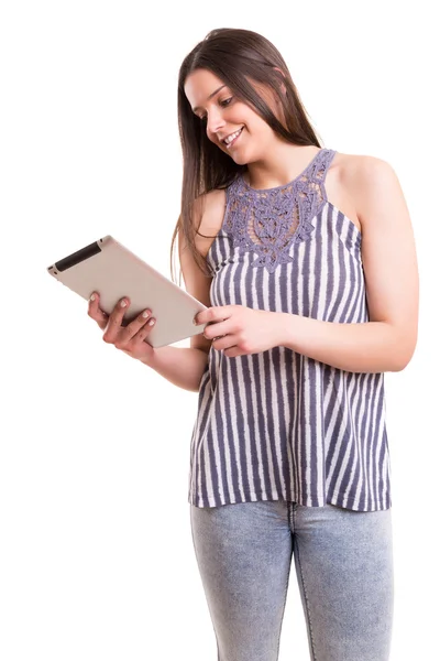 여자는 태블릿 컴퓨터와 편안한 — 스톡 사진