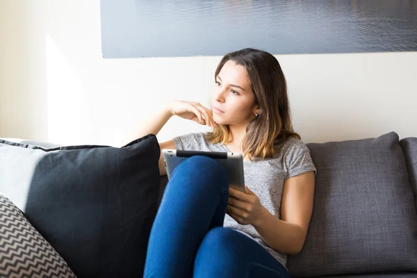 Mujer relajándose en el salón —  Fotos de Stock