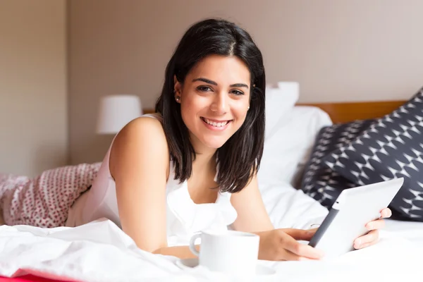 Vrouw ontspannen met haar computer — Stockfoto