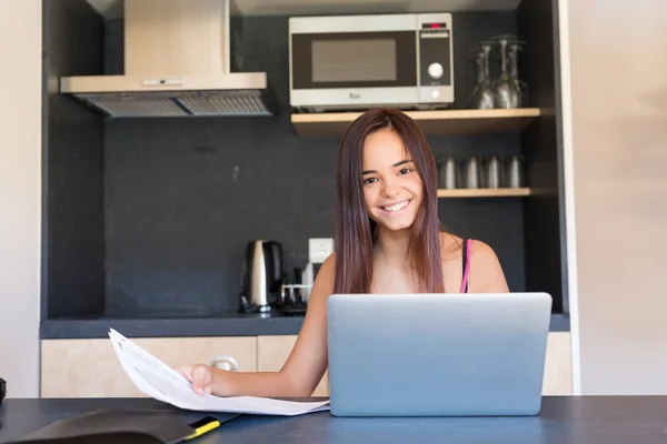 Junge Frau arbeitet zu Hause — Stockfoto