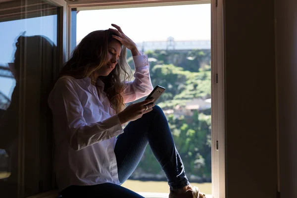 Vrouw met behulp van haar nieuwe smartphone — Stockfoto