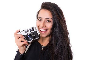 Elinde antika bir kamera tutan kadın.