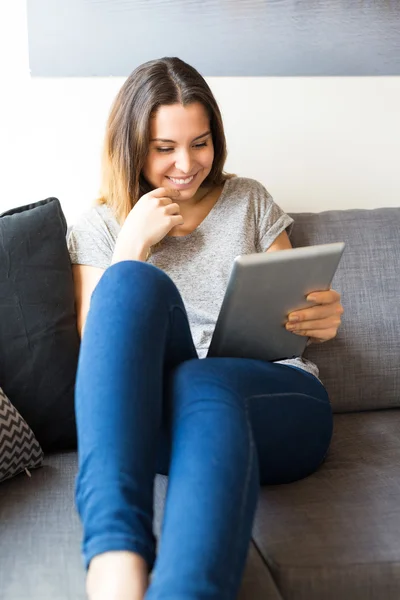 Mujer relajante con tableta digital —  Fotos de Stock