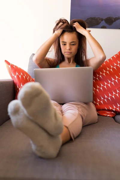 Mujer relajándose con un ordenador —  Fotos de Stock