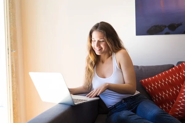 Femme se détendre avec un ordinateur — Photo