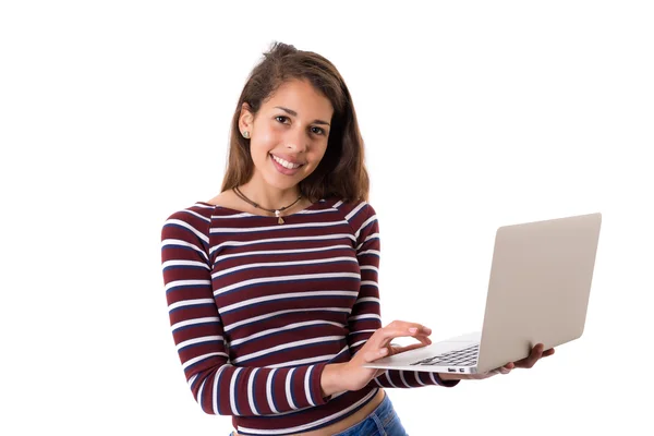 Jonge student werkt met haar laptop — Stockfoto