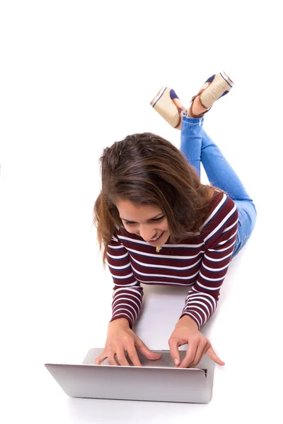 Jeune étudiante travaillant avec son ordinateur portable — Photo