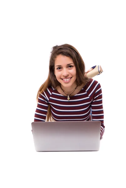 年轻学生工作与她的笔记本电脑 — 图库照片