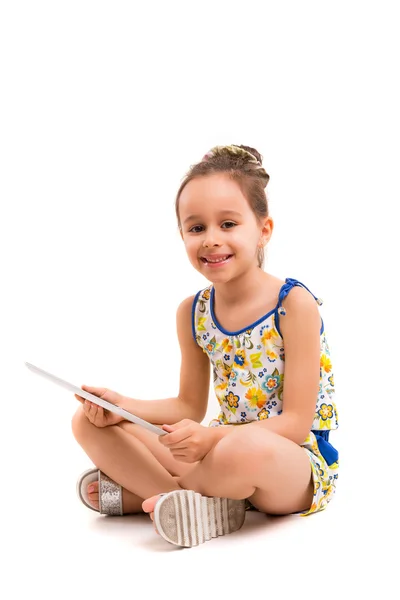 Petite fille avec un nouvel ordinateur tablette — Photo