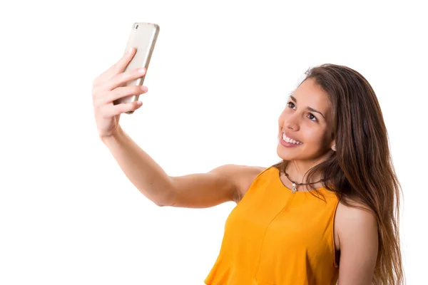 Mujer tomando selfie a través de teléfono inteligente —  Fotos de Stock