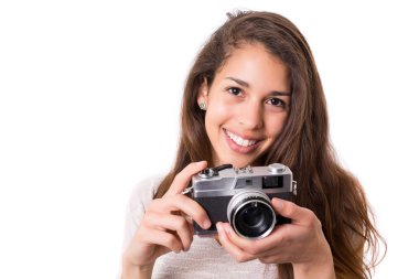 Elinde antika bir kamera tutan kadın.