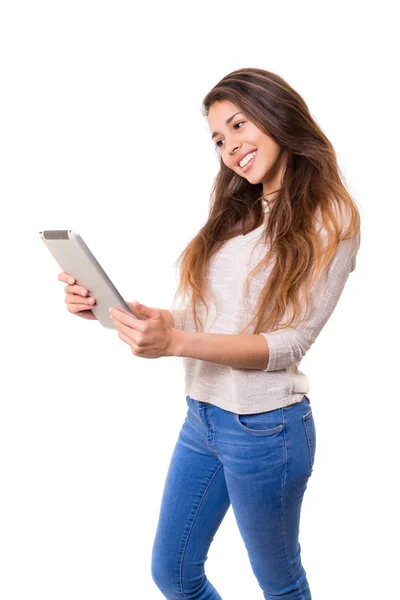 Kadın bir tablet bilgisayar ile rahatlatıcı — Stok fotoğraf