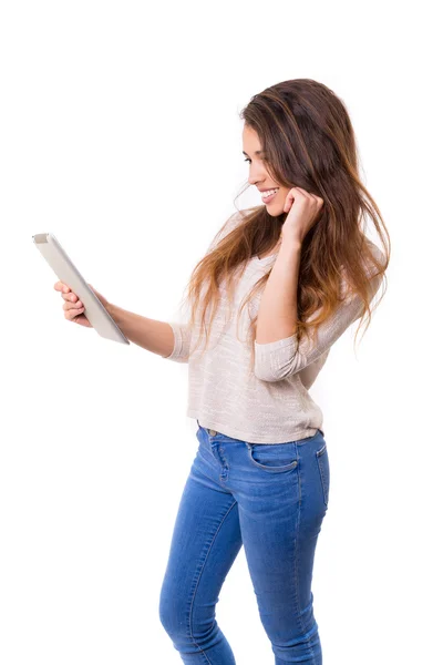 Mulher relaxante com um computador tablet — Fotografia de Stock