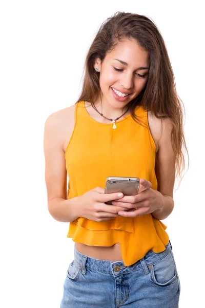 Młoda kobieta korzystająca z telefonu komórkowego — Zdjęcie stockowe