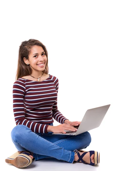 Jeune étudiante travaillant avec son ordinateur portable — Photo