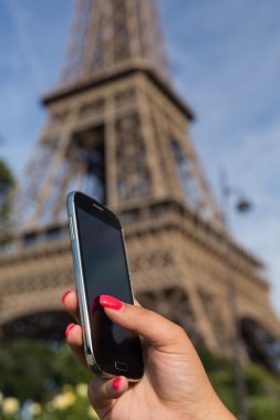 Eiffel tower yakınındaki smarphone kadınla