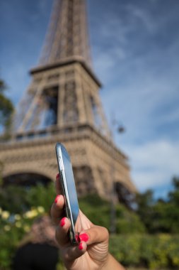 Eiffel tower yakınındaki smarphone kadınla