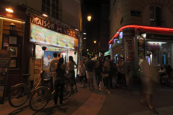 Las calles de París por la noche —  Fotos de Stock