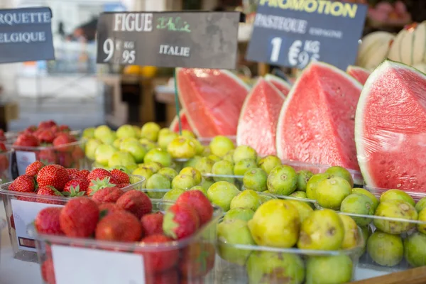 Fresh fruits selling in Paris — Stock Photo, Image