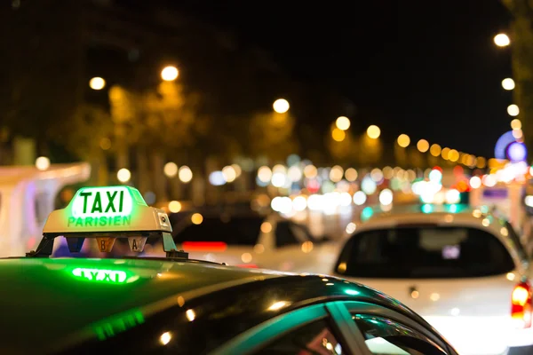 夜のフランスのタクシー — ストック写真