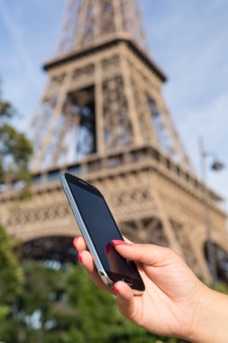 Eiffel tower yakınındaki smarphone kadınla