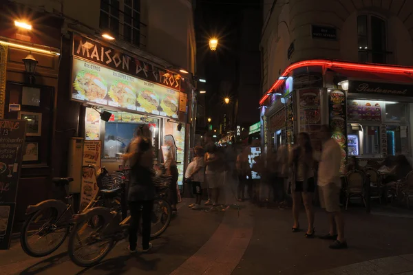 夜のパリの街 — ストック写真