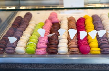 Paris sokaklarında macarons