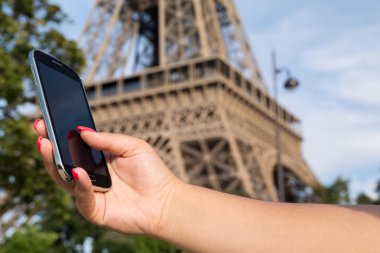 Eiffel tower yakınındaki smarphone kadınla