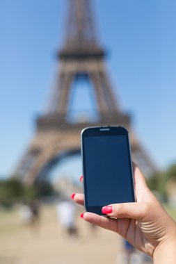 Eiffel tower yakınındaki smarphone kadınla