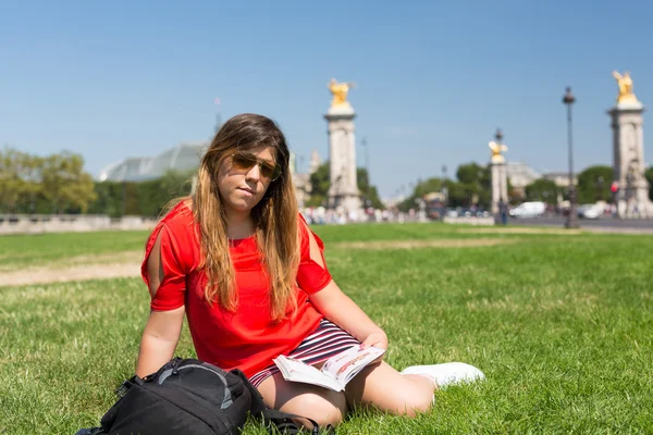 Lycklig flicka på semester i Paris — Stockfoto